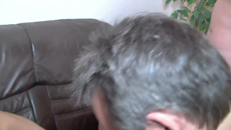 Berlin Orgy: Gilf troie succhia cazzi e viene sbattuta in orgia