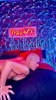 Mme Red X se déshabille pour se faire sodomiser
