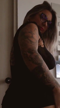 MILF Masturbates with Her Sex Machine Until She Explodes in a Huge Squirt