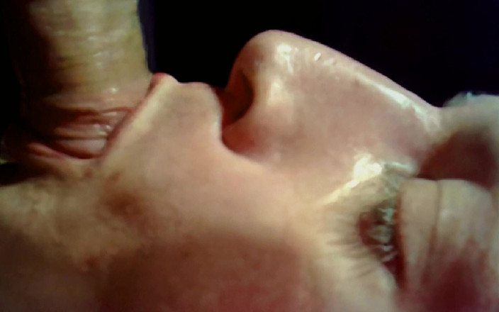 Lov2selfsuck: Horký detailní záběr sebecucování semene v ústech