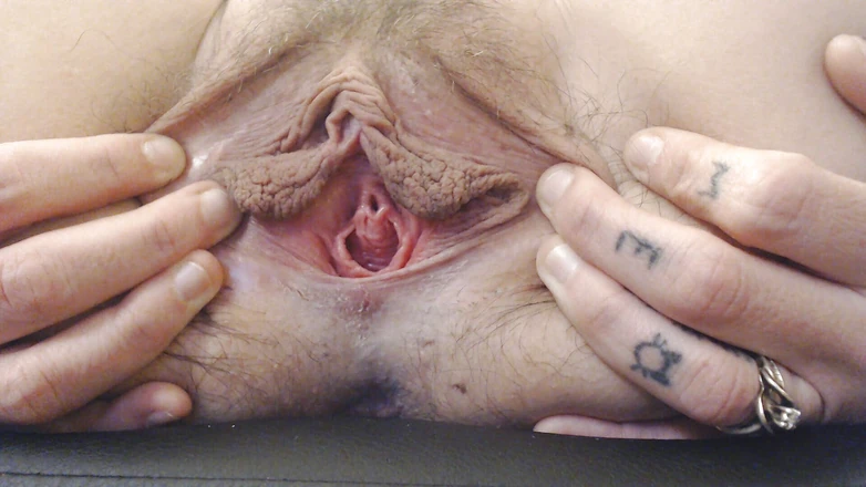 Abby Anna: Gaping pussy lip spreading