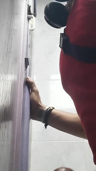 O pulă uriașă heterosexuală apare într-o gaură în gloryhole în baia centrului comercial