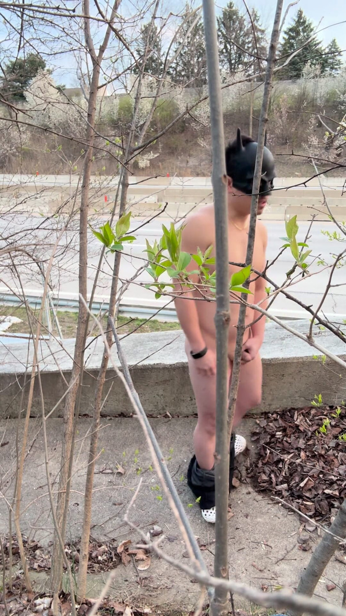 Barenakedmuscles: Asiatische bodybuilderin zieht sich nackt am straßenrand aus - im freien...