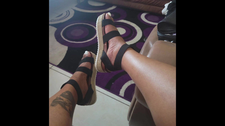 Foot Patrol: Nikki lagi asik nyepong sampai kakinya mengisap