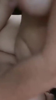 Varování - bisexuální mužská scéna! Nadržená zralá MILFka šuká svého manžela