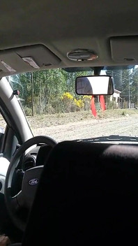 見知らぬティーンが路上で車でオナニー