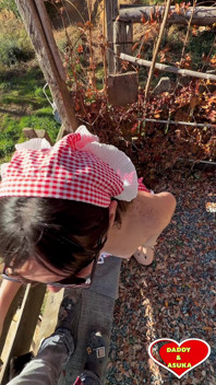 Sexy Gingham dívka je ošukaná a dostane creampie venku na farmě, část 1