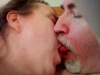 Sex hub couple: Jen和John正在亲吻的特写