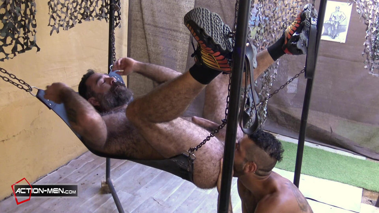 Latino4cumsluts: Những người đàn ông rậm lông chơi trần tại phòng tập thể...