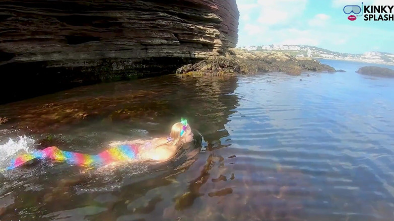 UKCuteGirl Lucy Lauren: Sereia vista! Encontro molhado em Lost Cove