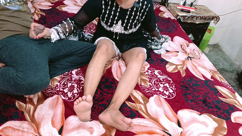 Gullnazkhan: インドのデシおばさんが召使いを調べる 彼がどうやって彼女とセックスし、召使いが彼女の肛門にチンコを入れる 最高のアナルセックス クリアヒンディー語音声