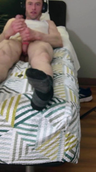 Kładąc się na łóżku szarpanie skarpetkami na Zobacz mój rozmiar 15 i Masywne nogi jak U