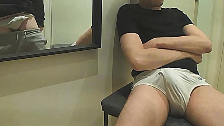 AmateurBoysPissing: Cowok amatir kencing beberapa tetes di celana dalam putih teman...