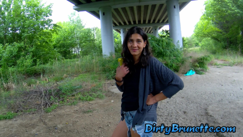 Dirty Brunette: La moglie troia succhia due cazzi sotto un ponte in...