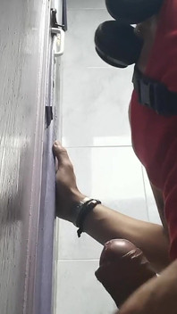 Um enorme pau hetero aparece em um gloryhole no banheiro do shopping center