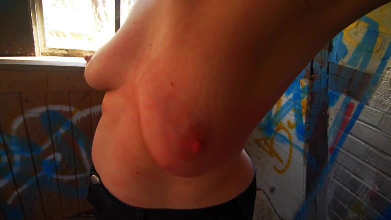 Bouncy Tits Action: Peitos fodendo na Casa Velha