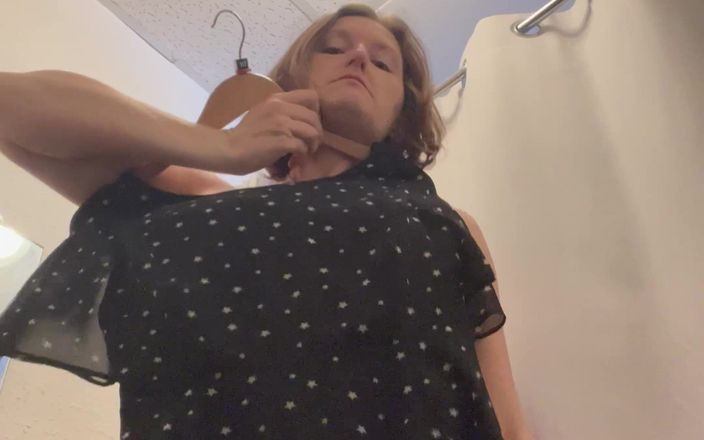 MistressWriggler: Primesc Stark Bollock goală într-un loc public pentru a încerca haine noi....