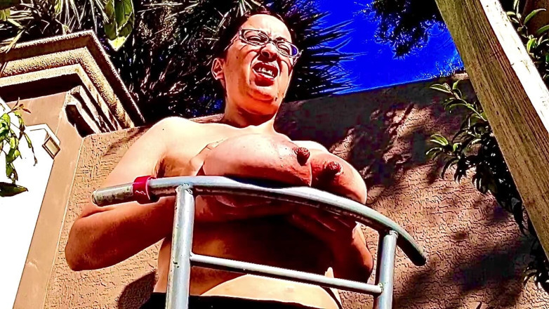 VeeVee Vixen: Seks niewolnika powiększanie sutka kamera 3