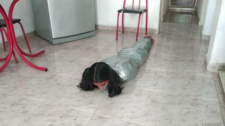 Selfgags Latina Bondage: エジプシャン・ミイラ・プロジェクト