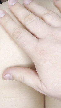 찢어진 팬티 스타킹을 입은 립비 딜도