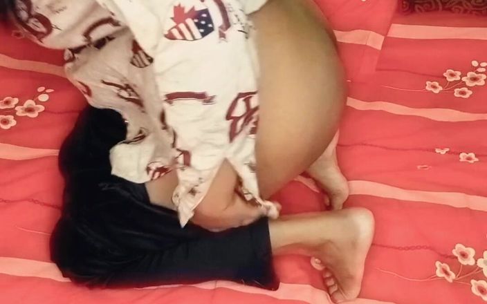 Ena: 漂亮的印度女孩趁没人在家的时候自慰她紧致湿润的阴户