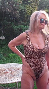 Martina en un traje de baño leopardo brillante