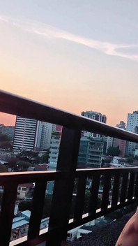 Gadis berambut perang panas telah diseksa di balkoni sambil menonton matahari terbenam yang indah sambil menikmati faraj