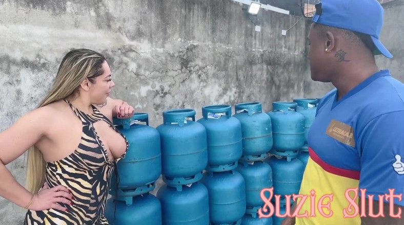 Suzie Hard Anal: Suzie schlampe ging raus, um gas zu kaufen, und trug...