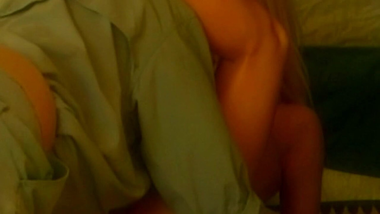 Onlyxfans: ブロンドの爆弾女が激しく駆け回り、指でオーガズムに達する