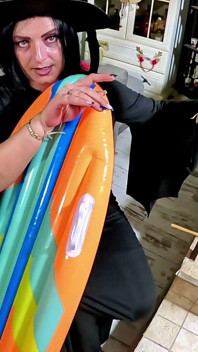 Bruja dominante fetiche inflable. Garganta profunda, chorreo de leche en perrito, penetración y orgasmo intenso