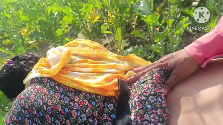 Savita5343: Une bhabhi desi du village se fait baiser en levrette...