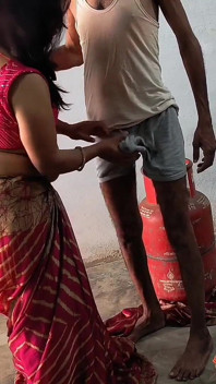 Pados Wali Bhabhi Ko Gas Cylinder Lagane Ke Bahane Ghar Me Ghodi Banaa K Choda Aur Sadka Muh Pe Nikaal Diya
