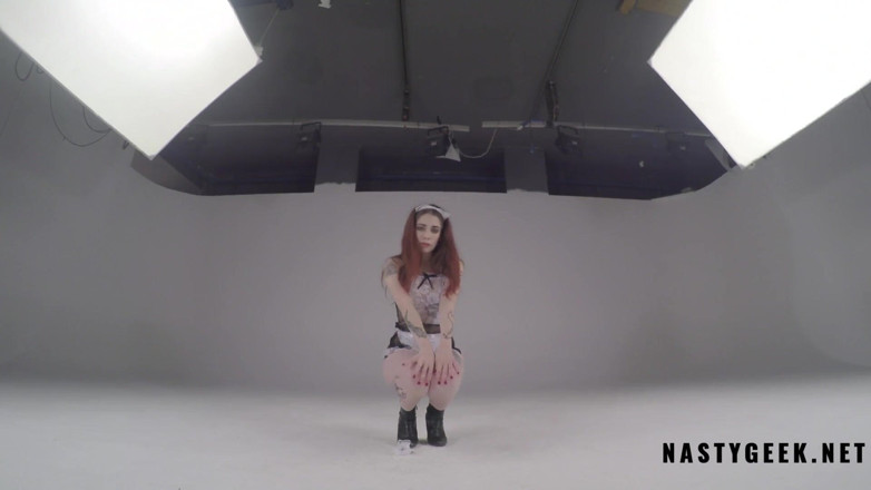PurefilmsTv: Miriam garçonete com tesão tira roupa na frente da webcam