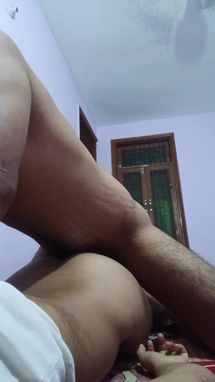 Rishi: Kamarádova sestra nechala doma nahá