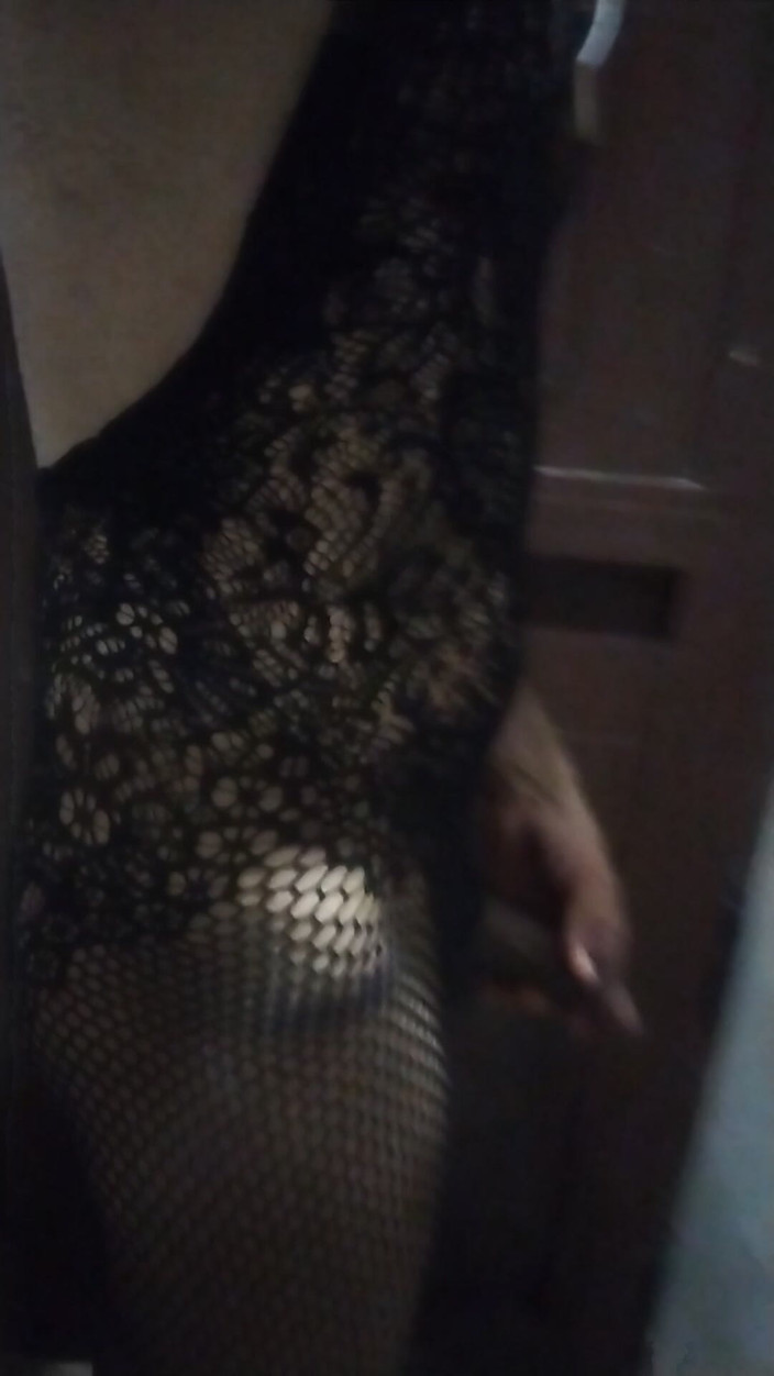 Gay sissy bitch: Сіссі гей кроссдрессер у сексуальній сукні та майстерній мастурбації
