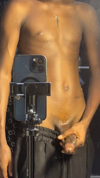 Il giovane gay magro mostra un grosso cazzo
