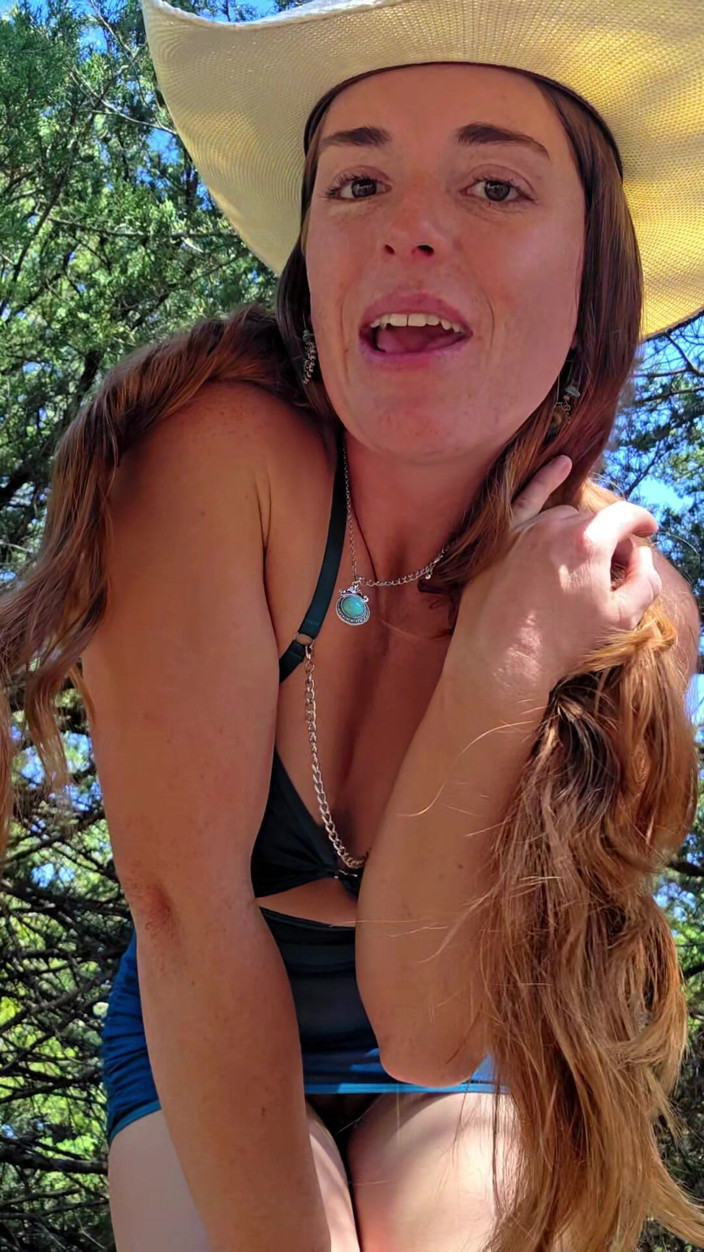 NaughtyRedFarmgirl: Vestido puro e plug anal brincam com caixa eletrônico