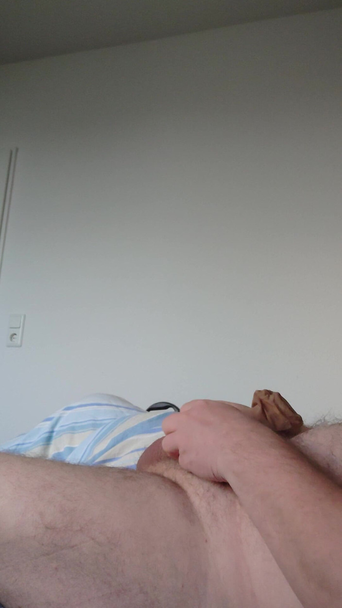 Carmen_Nylonjunge: Towel-and-pantyhose-condom Masturbation Method
