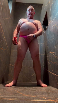 Tomando Una Ducha En Tanga