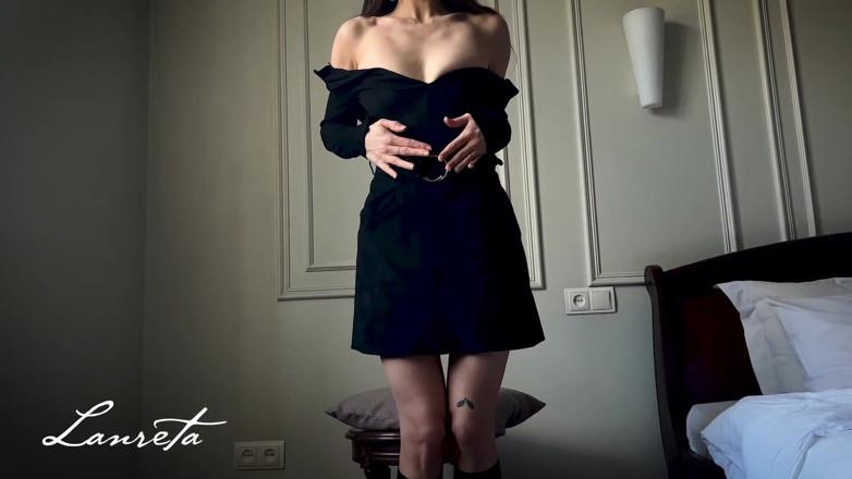 Lanreta: Loud and Elegant Peeing Under the Dress