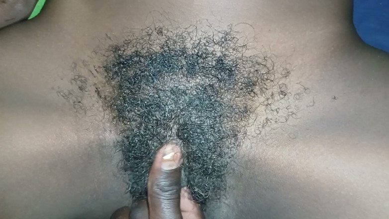 Lezzycum: 18+ flicka som sprider låren för att bli knull av...