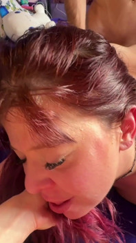 Okay, kami masuk! Awak boleh kongkek kami berdua! Dua MILF comel mengongkek rakan sebilik untuk creampie