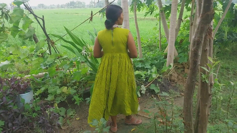 Pooja raniji: 印度森林花园附近的我家花园外面的热辣印度女孩做爱 - 吮吸大厨师口交