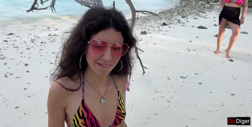 Dis Diger: Złoty prysznic na twarzy piękności na plaży