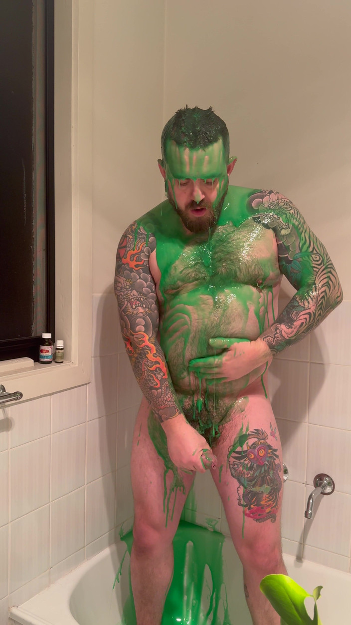 Keller Wolfe: Pulchny niedźwiedź zakrywa się w szlamie i szarpie się