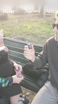 O curvă exotică cripple în scaunul cu rotile este agățată în public!