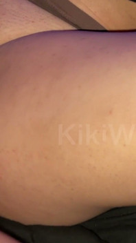 Latino-bär reibt schwanz auf asiatischen ftm großen kitzler