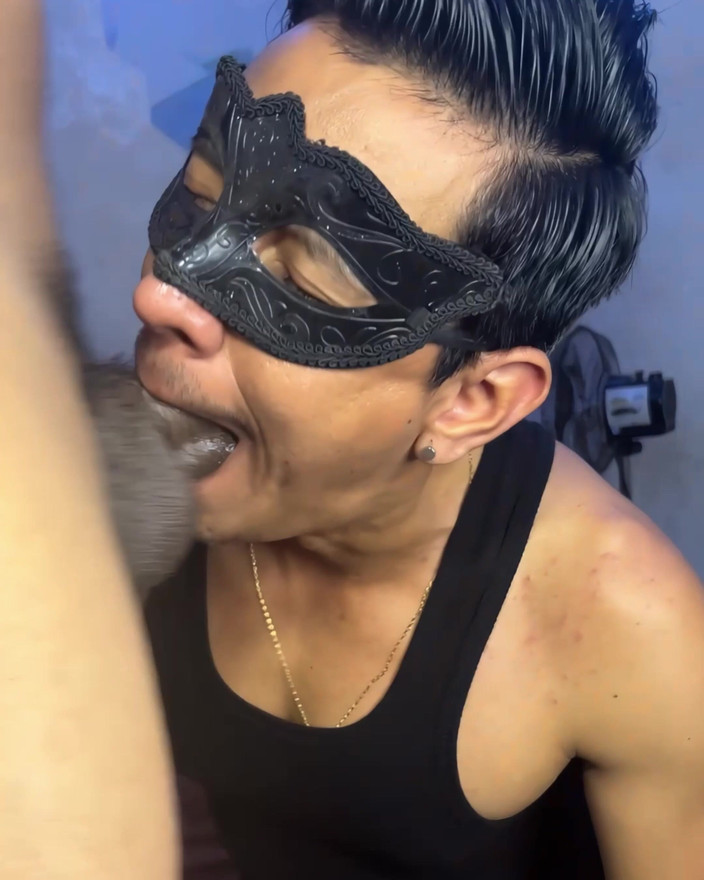 deepthroatec: Malu, dia mengacaukan mulutku dengan sangat keras