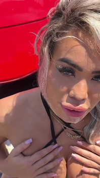 Luna luxe prende il suo bel culo alla stazione di servizio