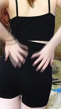 Orgasm feminin real - masturbare prin chiloți